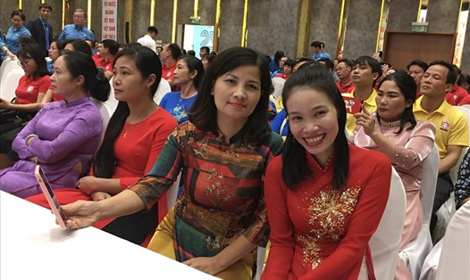 Chị Nguyễn Thị Tiên Hoàng (ngoài cùng, bên phải) cùng những đồng nghiệp được biểu dương tại Đại hội thi đua yêu nước ngành Dệt May Việt Nam lần thứ V. Ảnh: Hải Anh