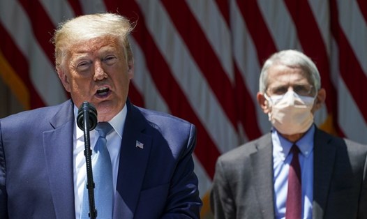 Tiến sĩ Fauci (phải) lý giải nguyên nhân sức khoẻ Tổng thống Trump hồi phục nhanh. Ảnh: RT/Reuters