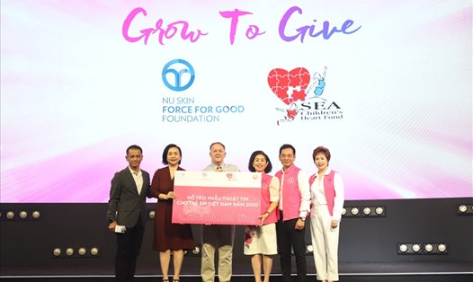 Đại diện Nu Skin trao tài trợ cho chương trình "Nhịp tim Việt Nam" thuộc Quỹ Vina Capital.
