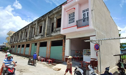 Để có dãy nhà không phép này, doanh nghiệp phải chi tạm ứng cho UBND huyện Phước Long gần 5 tỉ đồng nhưng đến nay vẫn chưa hoàn thành thủ tục (ảnh Nhật Hồ)