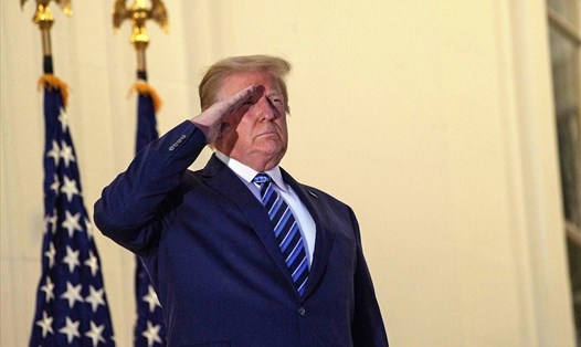 Tổng thống Donald Trump chào kiểu nhà binh khi trở lại Nhà Trắng tối 5.10. Ảnh: AFP