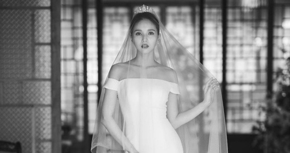 Váy cưới màu trắng, dáng đuôi cá được mỹ nữ Jei ưu tiên lựa chọn. Ảnh chụp màn hình. Váy cưới màu trắng, dáng đuôi cá được mỹ nữ Jei ưu tiên lựa chọn. Ảnh chụp màn hình.