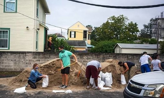 Người dân đang chuẩn bị bao cát để ứng phó với bão Delta đang tiến dần đến New Orleans, Louisiana hôm 7.10. Ảnh: Reuters