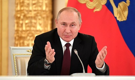Tổng thống Nga Vladimir Putin cho biết Nga cần thiết lập sản xuất công nghiệp Vaccine COVID-19. Ảnh: AFP