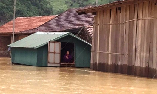 Mưa lũ gây ngập lụt cô lập nhà dân tại miền Trung. Ảnh: PCTT