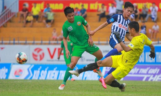Đội Bà Rịa-Vũng Tàu (áo sọc) đánh bại Bình Phước 2-1 sau khi thua đối thủ ở giai đoạn 1. Ảnh: VPF.