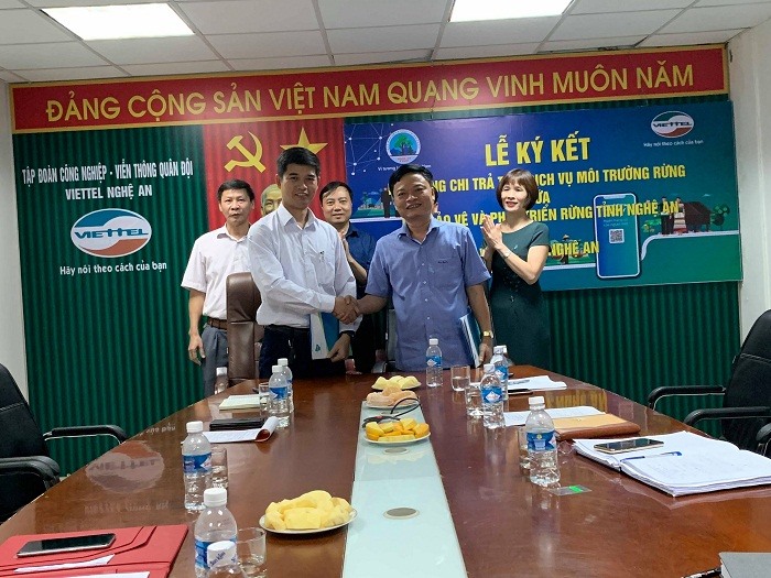 Quỹ Bảo vệ và Phát triển rừng tỉnh Nghệ An ký kết hợp đồng với Công ty Viễn thông Viettel Nghệ An về chi trả tiền dịch vụ môi trường rừng qua hệ thống Ngân hàng số ViettelPay. Ảnh: TM