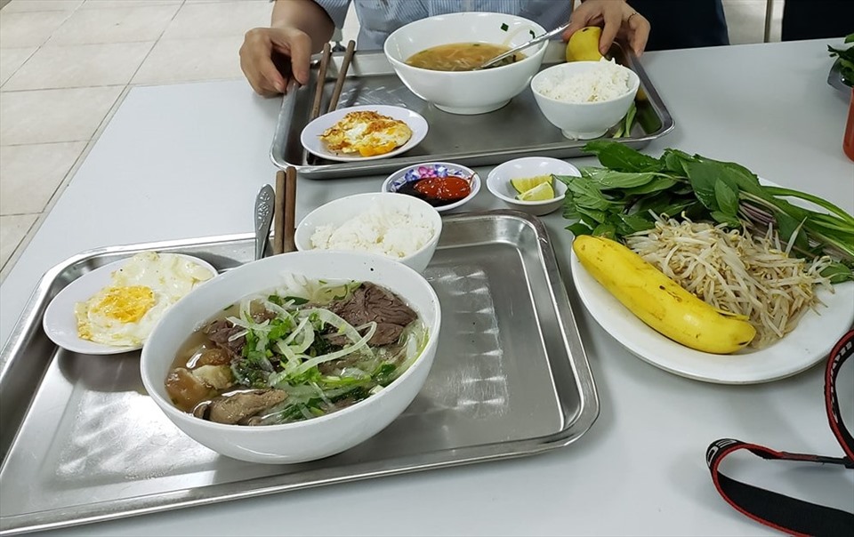 Bữa ăn ca của người lao động tại Công ty Trách nhiệm hữu hạn Tsuchiya Tsco Việt Nam ở Bình Dương. Ảnh: Khánh Phong