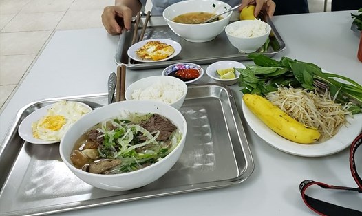 Bữa ăn ca của người lao động tại Công ty Trách nhiệm hữu hạn Tsuchiya Tsco Việt Nam ở Bình Dương. Ảnh: Khánh Phong