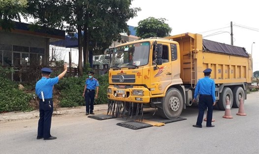 Lực lượng Thanh tra Giao thông Hà Nội cân tải trọng xe quá tải. Ảnh: G.T