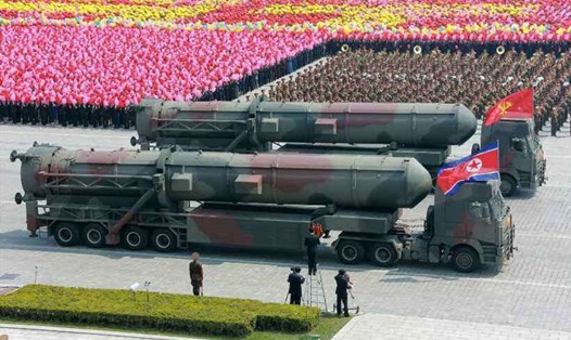 Triều Tiên lần đầu phô diễn tên lửa đạn đạo xuyên lục địa (ICBM) trong cuộc duyệt binh năm 2017. Ảnh: Rodong Sinmun