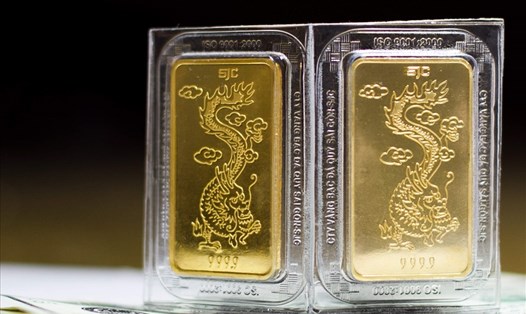 Bất chấp giá vàng thế giới biến động mạnh, giá vàng miếng SJC vẫn giữ nguyên mức giá so với buổi sáng. Ảnh: H.N
