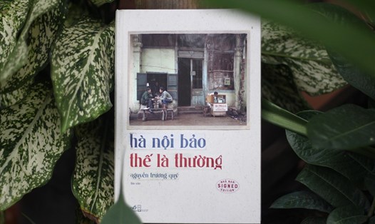 Nhà văn Nguyễn Trương Quý cho ra mắt cuốn "Hà Nội bảo thế là thường". Ảnh: NVCC