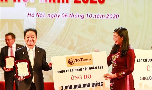 Đại diện Tập đoàn T&T Group – Chủ tịch HĐQT kiêm Tổng Giám đốc Đỗ Quang Hiển đã trao tặng số tiền 3 tỉ đồng cho quỹ Vì người nghèo Thành phố Hà Nội. Nguồn: T&T Group