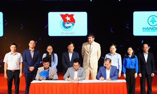 Lễ ký kết thỏa thuận hợp tác Liên minh Quốc tế Kết nối hệ sinh thái khởi nghiệp sáng tạo Thủ đô. Ảnh: Hanoi.gov