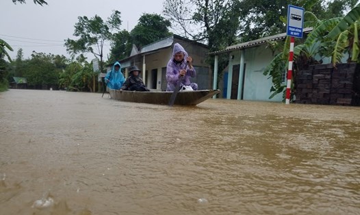 Người dân một số địa phương miền Trung phải di chuyển bằng xuồng do ngập lụt. Ảnh: Phúc Đạt.