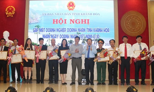 Lãnh đạo tỉnh Khánh Hòa tặng bằng khen cho các doanh nghiệp, doanh nhân tiêu biểu năm 2020. Ảnh: Phương Linh