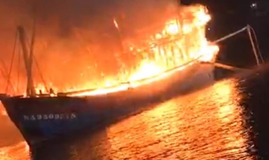 Ngọn lửa dữ dội bao trùm lên một tàu cá tại cảng Lạch Quèn. Ảnh: Ngọc Tuấn