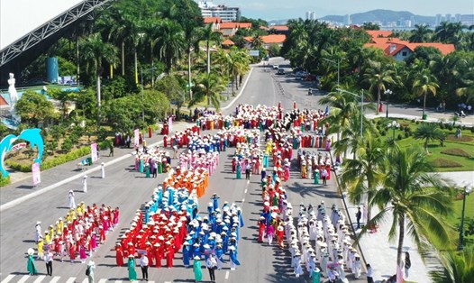 Hơn 2.000 phụ nữ TP.Hạ Long tham gia lễ trình diễn áo dài bên bờ vịnh Hạ Long. Ảnh: Nguyễn Hùng