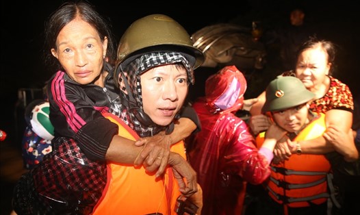 Người dân ở đội 2, đội 3 thôn Hà Xá bị nước lũ bao vây được lực lượng cứu hộ đưa vào nơi an toàn. Ảnh: Hưng Thơ.