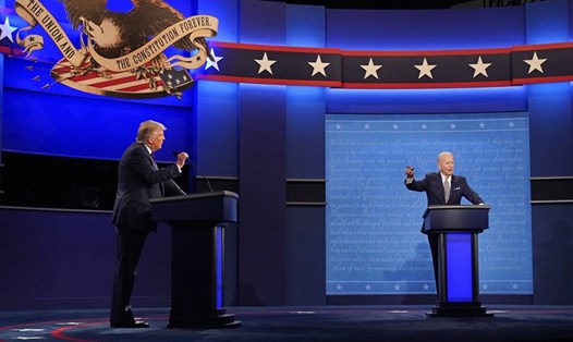 Tổng thống Donald Trump và ứng viên tổng thống đảng Dân chủ, cựu Phó Tổng thống Joe Biden trong cuộc tranh luận bầu cử Mỹ đầu tiên hôm 29.9 ở Cleveland. Ảnh: AFP.