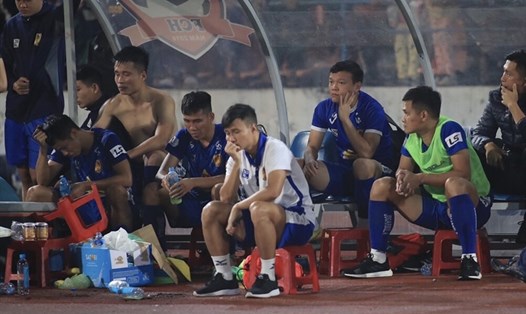Các cầu thủ Quảng Nam thất vọng sau khi bị xuống hạng. Ảnh: Hải Đăng