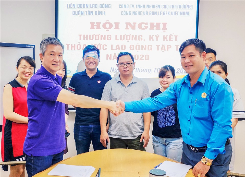 Đại diện LĐLĐ Quận Tân Bình  ký kết thỏa ước lao động tập thể với  Giám đốc Công ty TNHH Nghiên cứu Thị trường Công nghệ và Bán lẻ GFK Việt Nam. Ảnh Đức Long