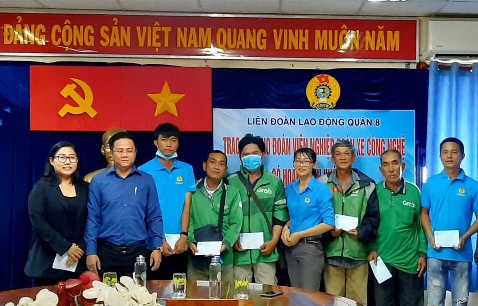 Các đoàn viên nghiệp đoàn có hoàn cảnh khó khăn nhận quà. Ảnh Đức Long
