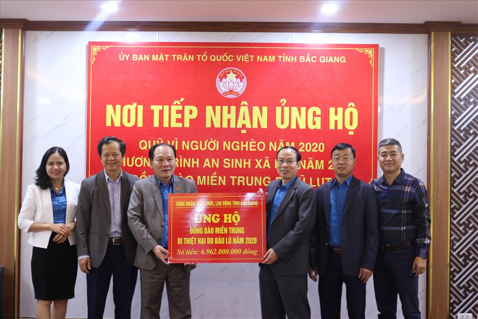 Ông Lê Đức Thọ, Phó Chủ tịch Liên đoàn Lao động tỉnh Bắc Giang trao tiền ủng hộ của đoàn viên, CNVCLĐ tỉnh Bắc Giang cho Ủy ban Mặt trận Tổ quốc Việt Nam tỉnh Bắc Giang.