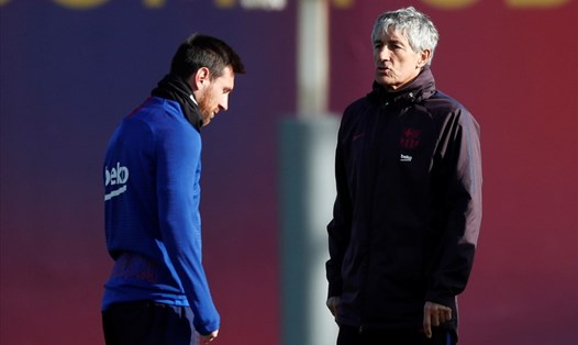 Vị thế và "quyền lực" của Lionel Messi là điều khiến huấn luyện viên Quique Setien không thể quản lý được anh. Ảnh: FCB