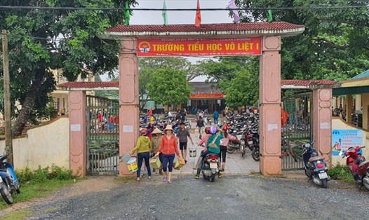 Trường Tiểu học Võ Liệt 1 (Thanh Chương-Nghệ An) tất bật chuẩn bị đón học sinh trở lại trường sau mưa lũ. Ảnh: Thanh Hà