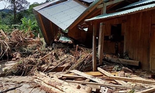 Hiện trường tan hoang của vụ lở núi làm 11 người mất tích và 35 căn nhà sập. Ảnh: Y Nguyên