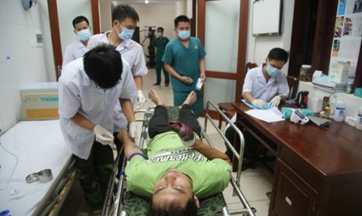 Các y bác sĩ tại Trung tâm y tế Thị trấn Trường Sa đang cấp cứu ngư dân Quảng Ngãi bị tai nạn lao động. Ảnh: Vũ Bằng