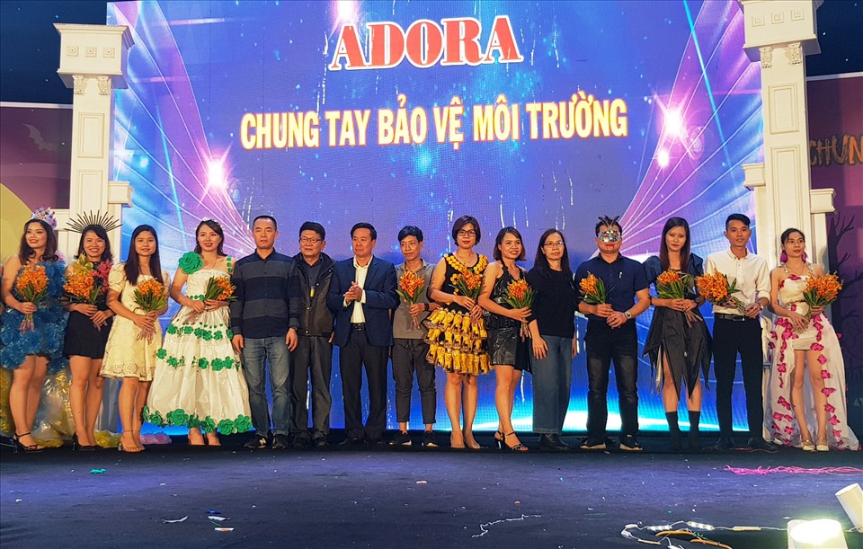 Ban tổ chức tặng hoa lưu niệm cho các đội thi trình diễn thời trang bảo vệ môi trường. Ảnh: NT