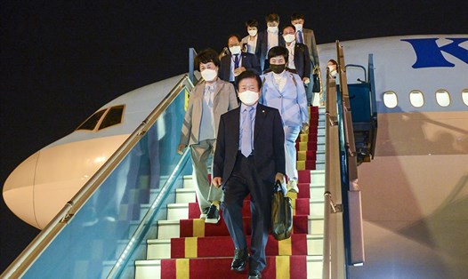 Đoàn đại biểu cấp cao Quốc hội Hàn Quốc do Chủ tịch Quốc hội Hàn Quốc Park Byeong-Seug dẫn đầu đến Hà Nội, bắt đầu chuyến thăm chính thức Việt Nam. Ảnh: Quochoi.vn