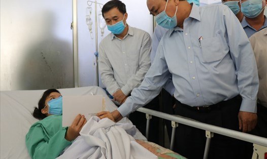 Thủ tướng Nguyễn Xuân Phúc đến thăm hỏi người dân bị nạn trong vụ sạt lở ở Trà Leng tại Bệnh viện Đa khoa tỉnh Quảng Nam. Ảnh: Thanh Chung