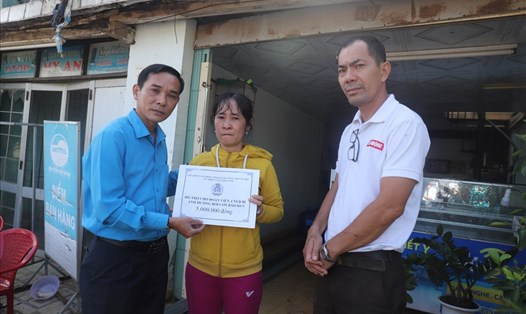 Quỹ Tấm lòng Vàng cùng LĐLĐ tỉnh Quảng Ngãi thăm hỏi và trao tiền hỗ trợ cho người lao động bị thiệt hại do bão gây ra.