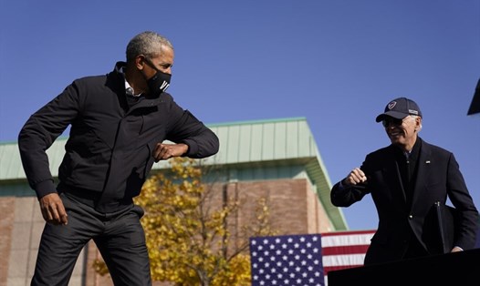 Cựu Tổng thống Barack Obama sát cánh với ứng viên Tổng thống đảng Dân chủ Joe Biden tham dự sự kiện vận động tranh cử ở Detroit, Michigan, hôm 31.10. Ảnh: AP