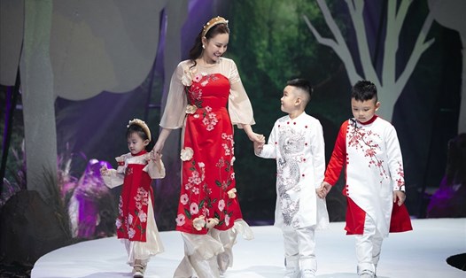 Ca sĩ Vy Oanh tự tin sải bước catwalk cùng 2 con trong Vietnam Junior Fashion Week. Ảnh: BTC.