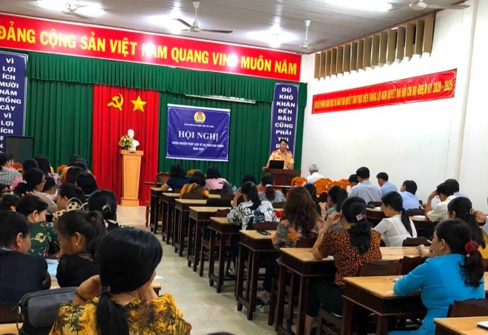 Đại úy Lê Ngọc Sơn – Đội CSGT – Trật tự Công an Thị  xã Trảng Bàng tuyên truyền một số nội dung liên quan đến Luật Giao thông đường bộ. Ảnh LĐLĐ Tây Ninh cung cấp