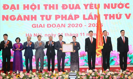 Chủ tịch Quốc hội Nguyễn Thị Kim Ngân trao Huân chương Lao động hạng Nhất cho ngành Tư pháp. Ảnh: Lê Sơn