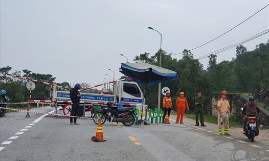 Sáng 1.11, CSGT vẫn chốt chặn không cho các phương tiện qua lại Quốc lộ 1A,, chưa cho thông xe do còn bị ngập. Ảnh: Quang Đại