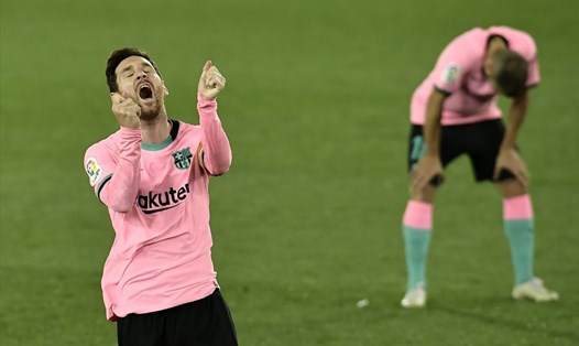 Messi và Barca vẫn chưa thể thoát khỏi những rắc rối đã có từ thời Josep Bartomeu. Ảnh: Sports