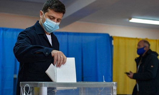 Tổng thống Ukraina Volodymyr Zelensky đang bỏ phiếu tại điểm bỏ phiếu ở Kiev trong cuộc bầu cử địa phương hôm 25.10. Ông Zelensky đang là nhà lãnh đạo thế giới mới nhất mắc COVID-19 sau thông báo của ông ngày 9.11. Ảnh: AFP.