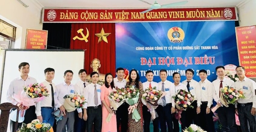 Ban Chấp hành khóa XII, nhiệm kỳ 2020-2025 ra mắt Đại hội. Ảnh: CĐ ĐS