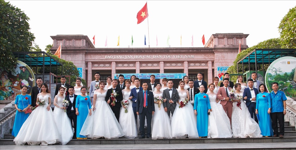 Năm 2019, 19 cặp đôi công nhân có hoàn cảnh khó khăn được LĐLĐ tỉnh Thái Nguyên tổ chức đám cưới miễn phí. Ảnh: Hà Anh