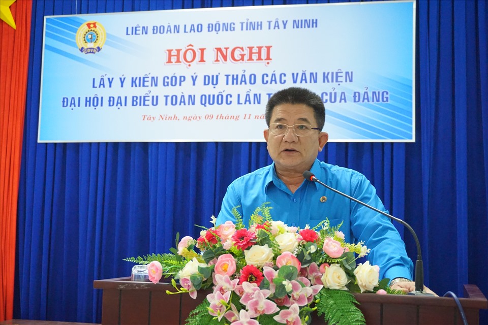 Ông Võ Văn Dũng – Chủ tịch LĐLĐ tỉnh Tây Ninh chủ trì hội nghị lấy ý kiến góp ý dự thảo các văn kiện Đại hội XIII của Đảng. Ảnh LĐLĐ Tây Ninh