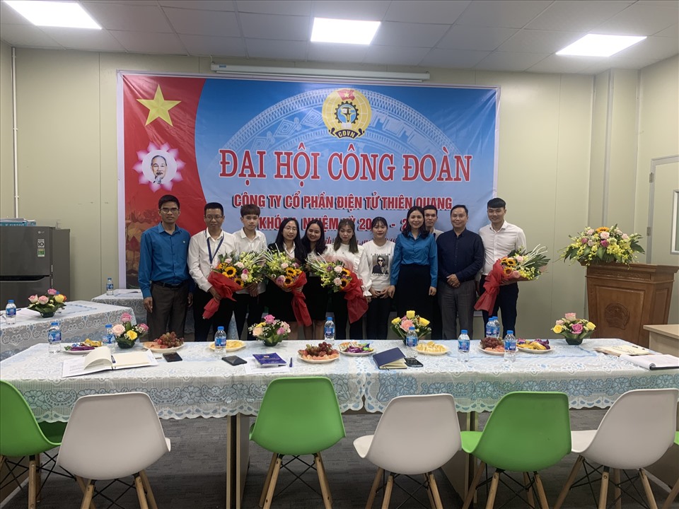 Công đoàn các khu công nghiệp tỉnh Vĩnh Phúc chúc mừng Ban chấp hành Công đoàn cơ sở công ty. Ảnh: Trương Hạnh.