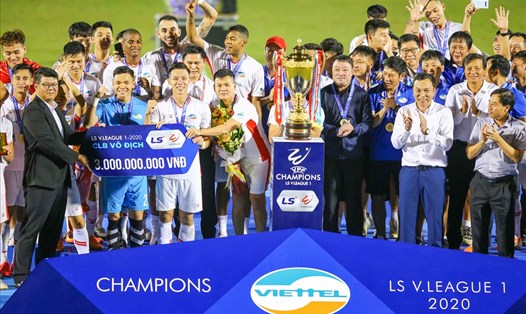 Câu lạc bộ Viettel đã nhận được nhiều phần thưởng sau chức vô địch V.League 2020. Ảnh: VPF