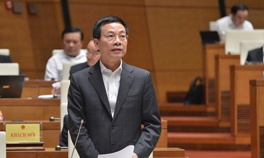 Bộ trưởng Bộ Thông tin và Truyền thông Nguyễn Mạnh Hùng trả lời chất vấn của các đại biểu Quốc hội. Ảnh: TTBC